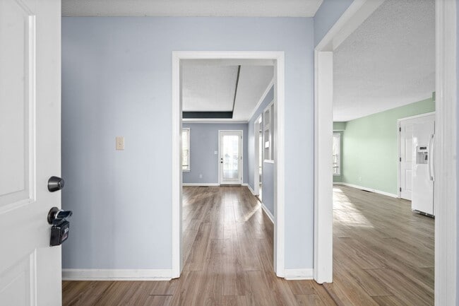 Building Photo - Pet Friendly Three Bedroom!