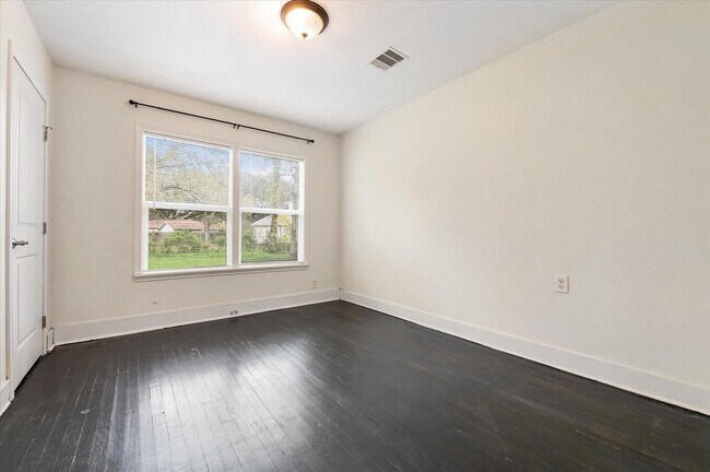 Building Photo - 1801 W Houston Dr