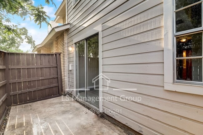 Building Photo - 7523 Oak Chase