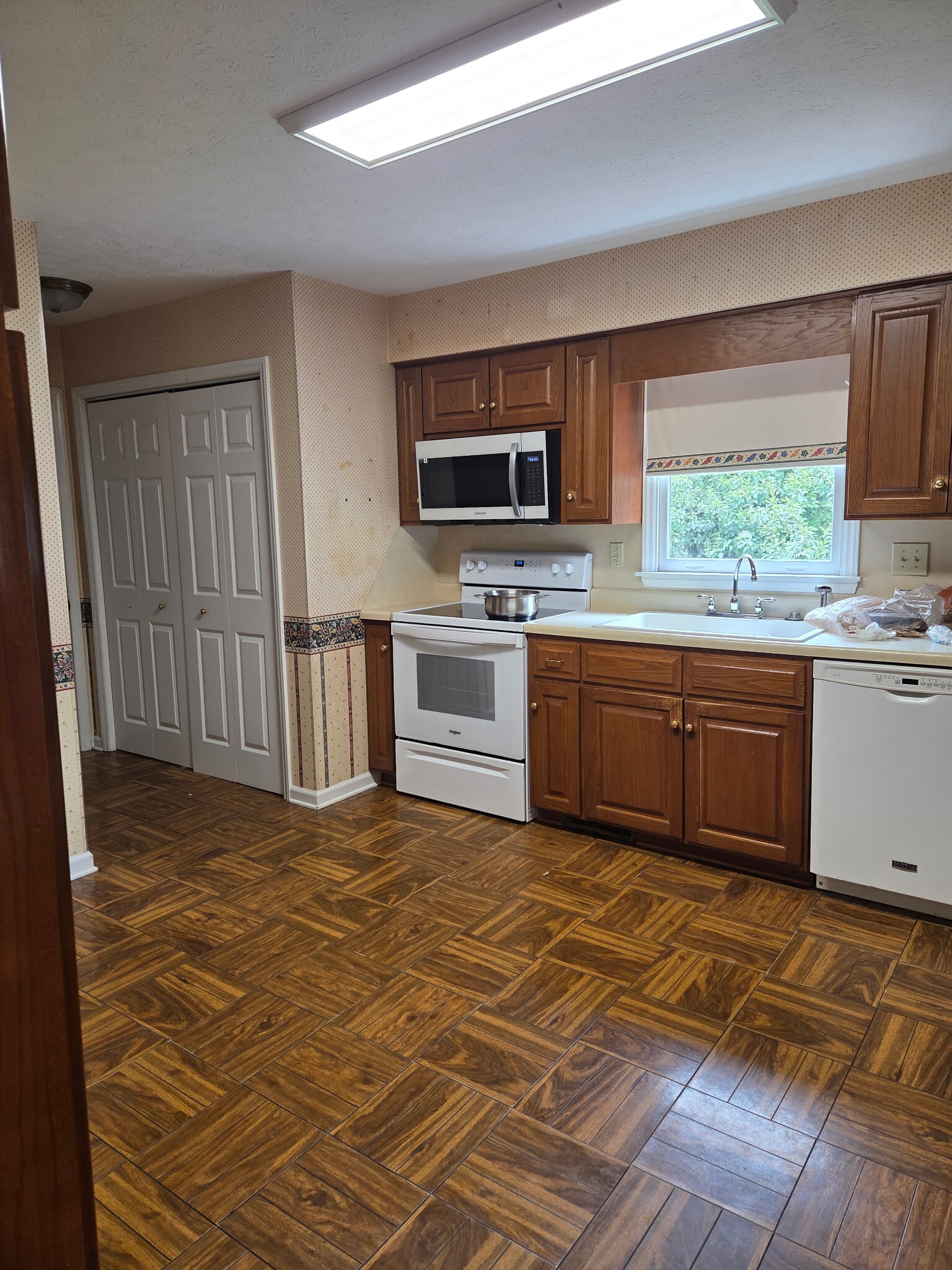 Building Photo - 305 Seminole Dr
