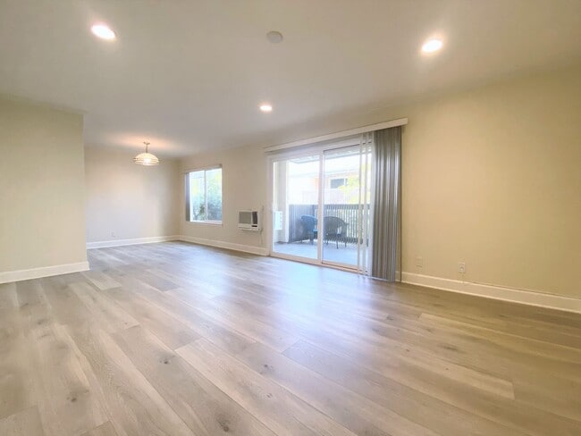 Building Photo - Spacious Condo in La Jolla Village!