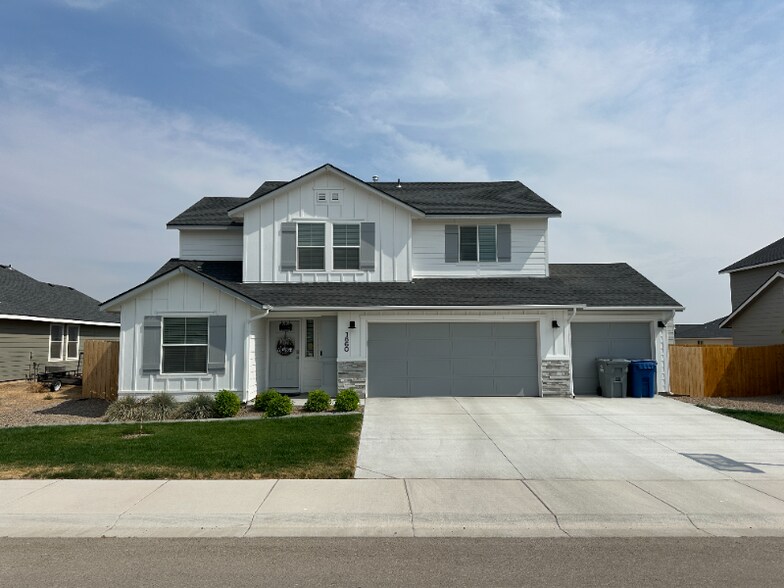 Primary Photo - 1860 SW Sharpshinned Ave