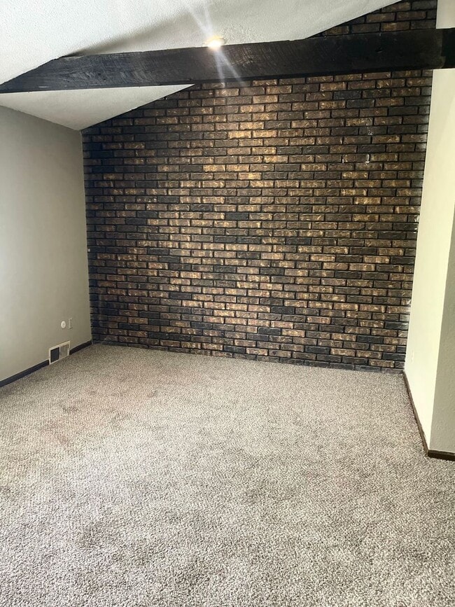 Building Photo - Spacious All Electric Townhome Near Downtown Independence