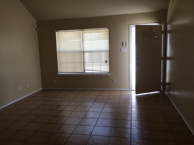 Building Photo - 819 N Cross Ln