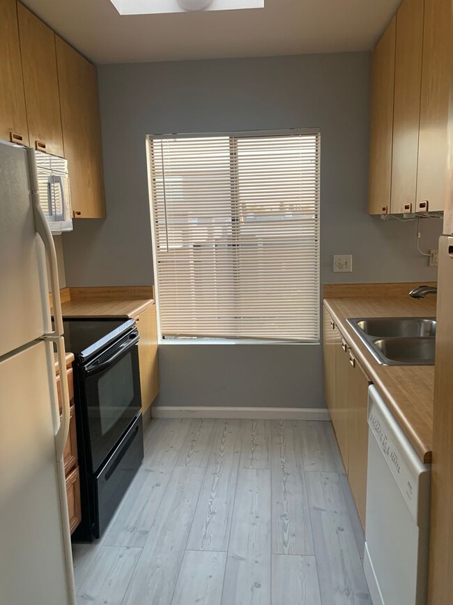 Building Photo - $2,500 - 2 Bed / 2 Bath Condo in East Clai...