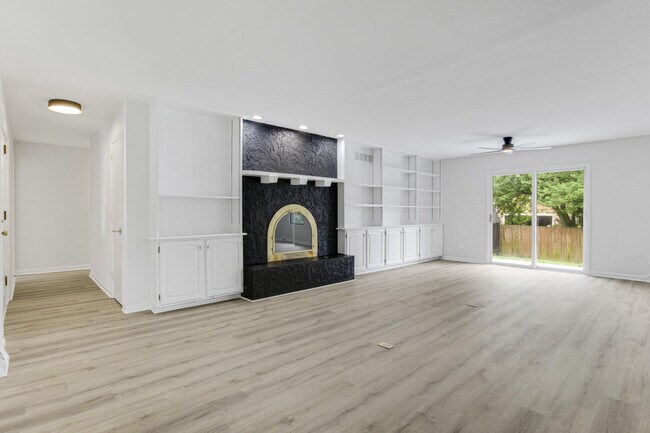 Building Photo - 452 Pasadena Dr