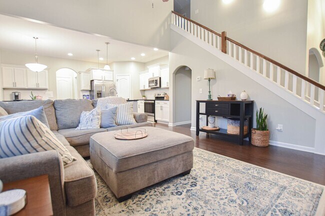 Building Photo - Pet Friendly Three Bedroom with Bonus in S...