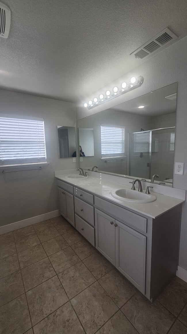 Building Photo - 3157 Rogue River Dr