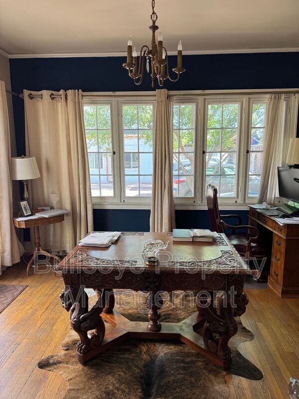 Building Photo - 525 W Lynwood St