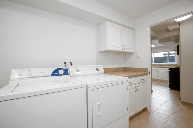 Building Photo - 1518 5th Ave W