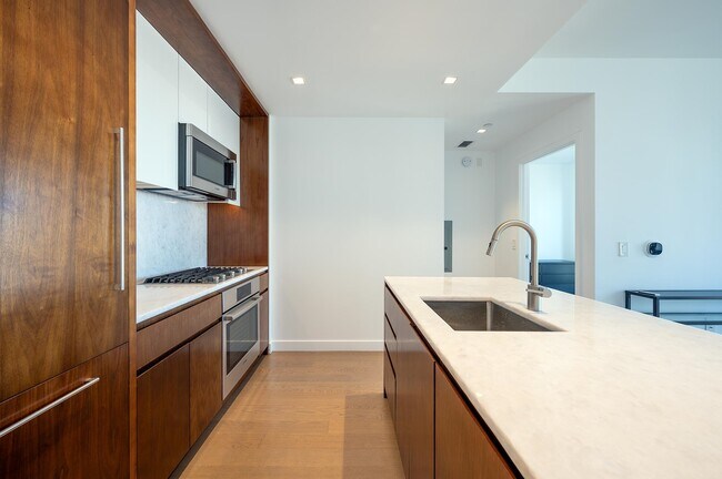 Building Photo - 75 Park Ln S