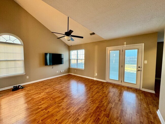 Building Photo - 3 Bedroom in Quiet Cul-De-Sac!