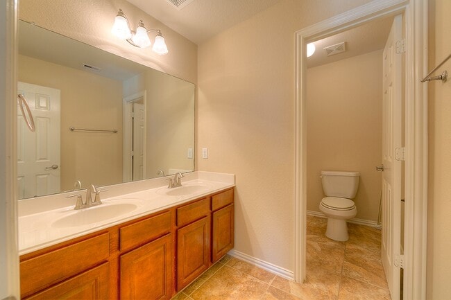 Building Photo - 10 Quillwood Pl