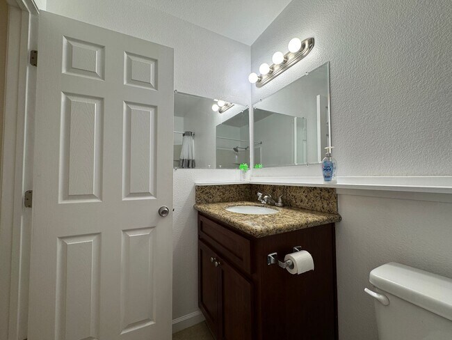 Building Photo - 3 Bed, 2 Bath Duplex in Quail Lakes Aea