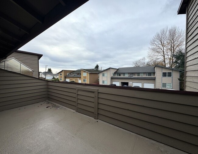 Building Photo - HUGE Three Bedroom with SPECIAL OFFER!!!