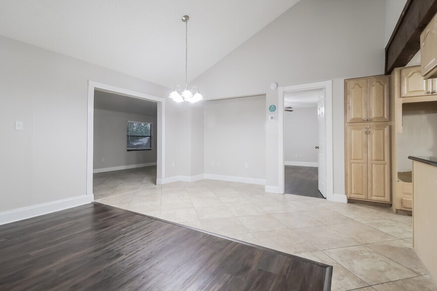 Building Photo - 978 Windsong Cir