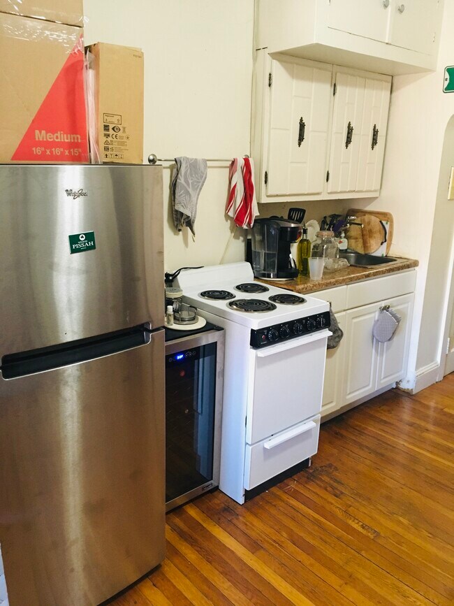 Building Photo - 70 Strathmore Rd