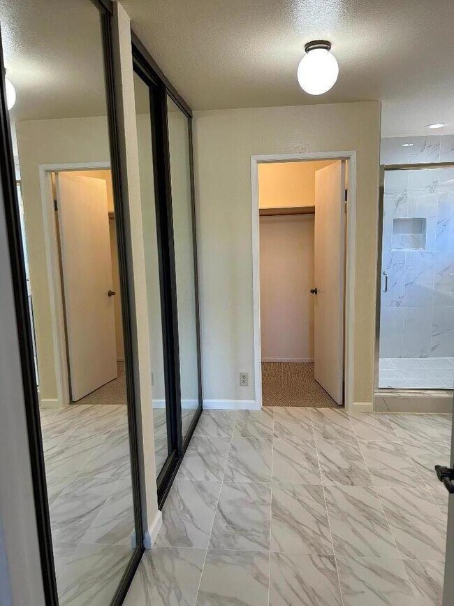 Building Photo - 10 Pyrola Ln