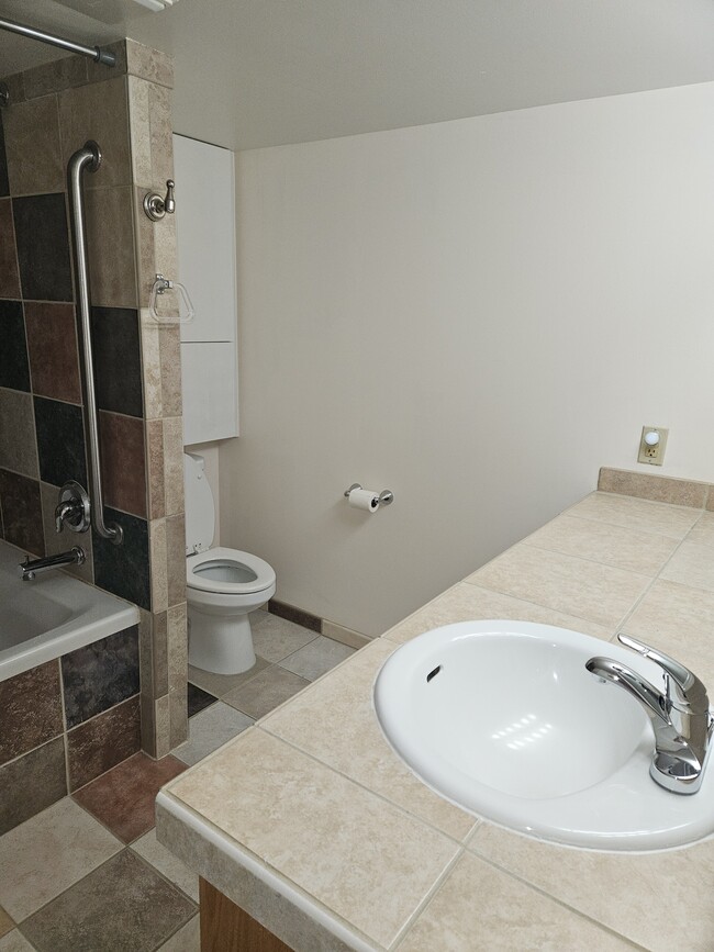 Bathroom - 1602 W Gaylawood Cir