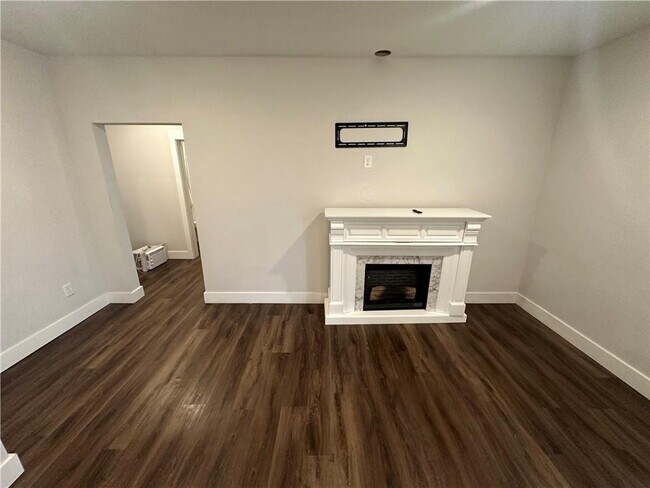 Building Photo - 370 Crestbrook Ln