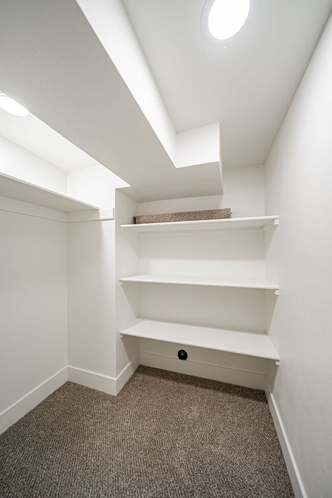 Building Photo - Lower unit renovated property near ISU.