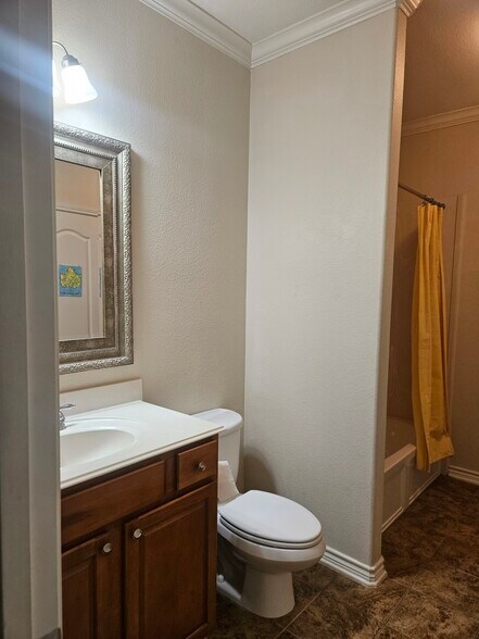 Building Photo - 8562 Robertson Dr