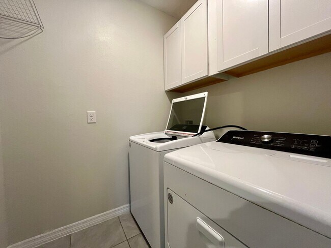 Building Photo - Stunning 4 bed/ 2 bath home!!