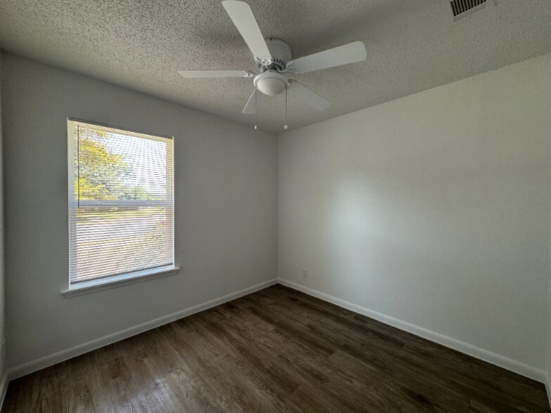 Building Photo - 5710 Glen Meadow Dr