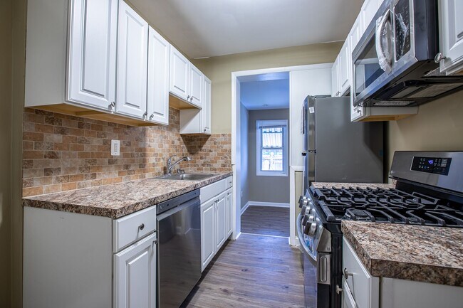 Building Photo - Charming 3 BR/3 BA Semi-Detached Home in F...