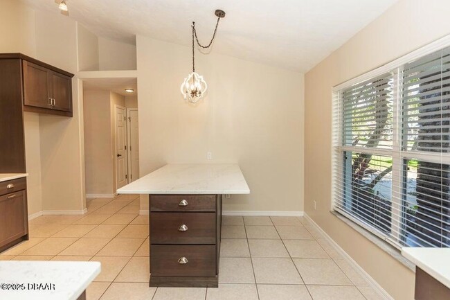 Building Photo - 12 Peruvian Ln