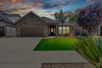 Building Photo - Charming 3 bedroom 2 bathroom home located...