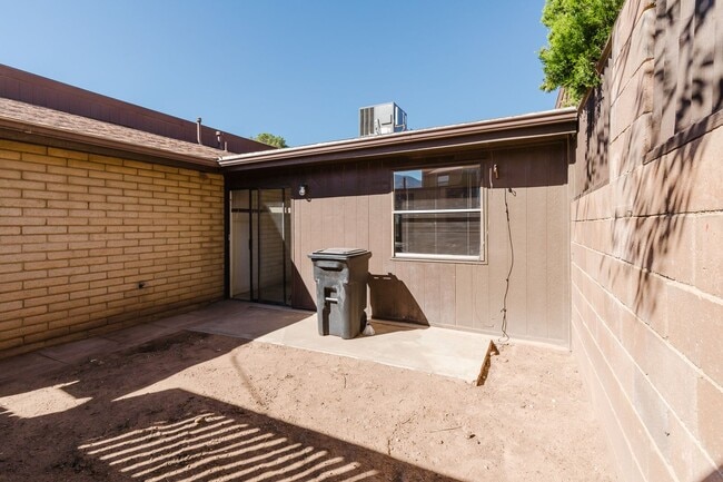 Building Photo - 2 Bedroom, 2 Bath Townhouse