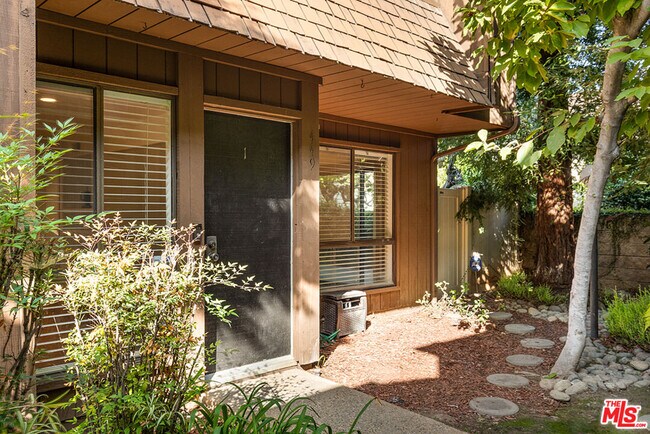Building Photo - 449 W Duarte Rd