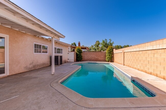 Building Photo - Stunning 4-Bedroom Simi Valley Home with P...
