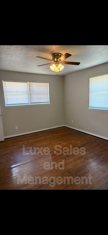 Building Photo - 3508 Meadowbrook Dr