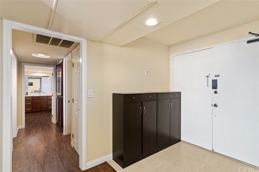 Building Photo - 10535 Wilshire Blvd