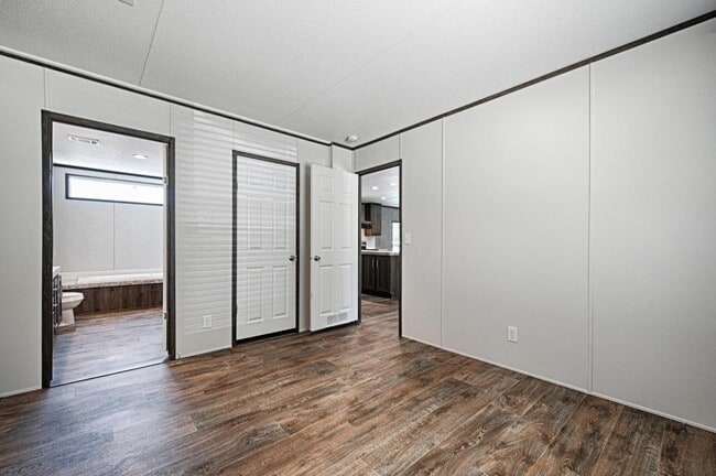 Building Photo - 633 Kevin St