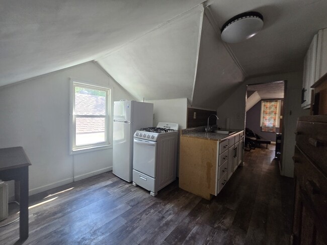 Building Photo - 521 S Menlo Ave
