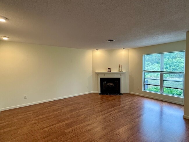 Building Photo - 11 Creek Cir