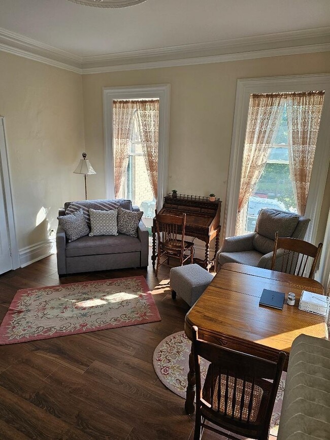 Building Photo - 936 Main St