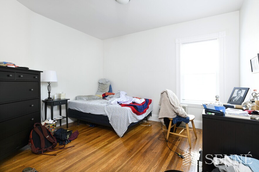 Building Photo - 37 Magoun St