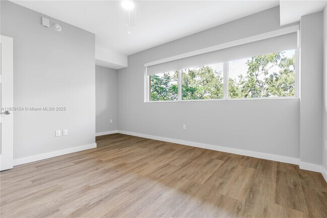 Building Photo - 3335 Thomas Ave