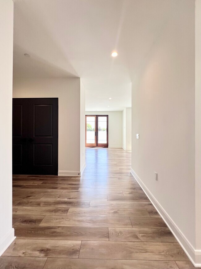 foyer/front hall - 859 S Lucerne Blvd