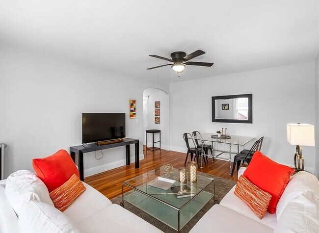 Building Photo - 68 Linden St