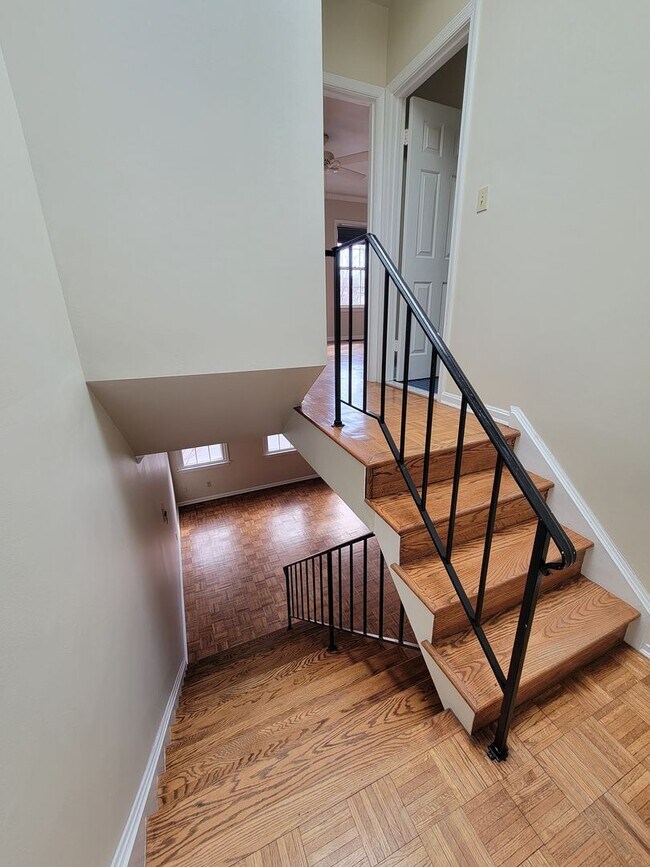 Building Photo - Spacious and Bright 2-level 1 BR in Adams Morgan