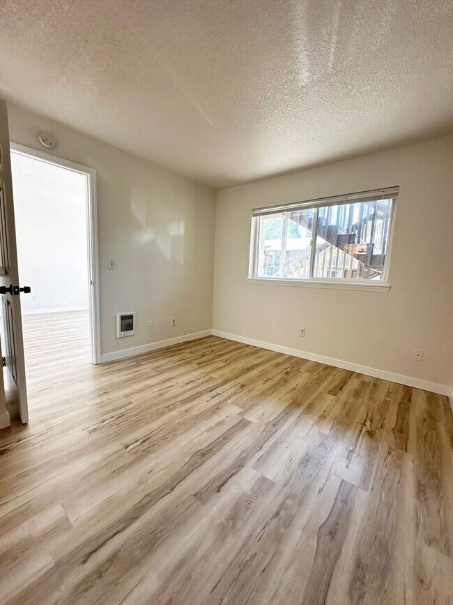 Building Photo - 4940-4950-4950 SW 45th Ave