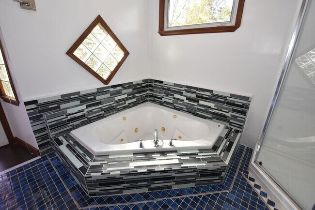 Building Photo - Mishawaka 4 bedroom with a Primary suite a...