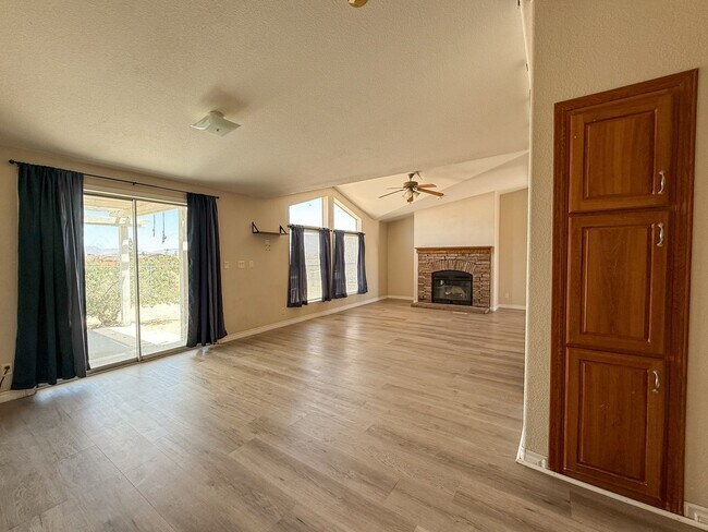 Building Photo - 29 Palms Home with Garage