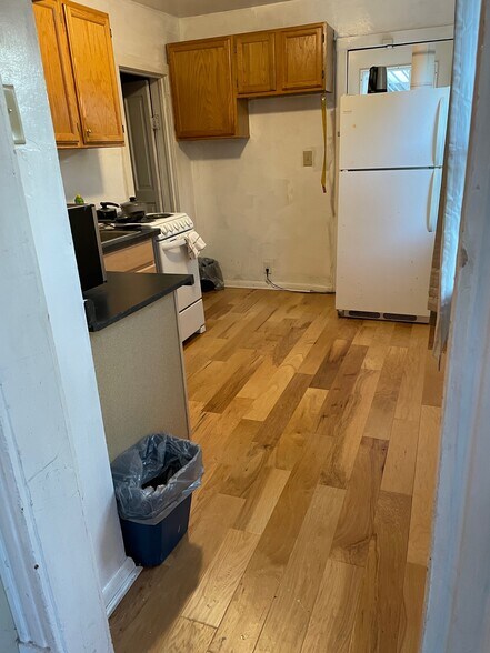 Building Photo - 731 E 5th St