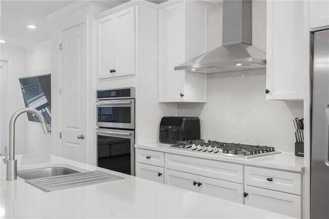 Building Photo - 6543 Beacon Dr